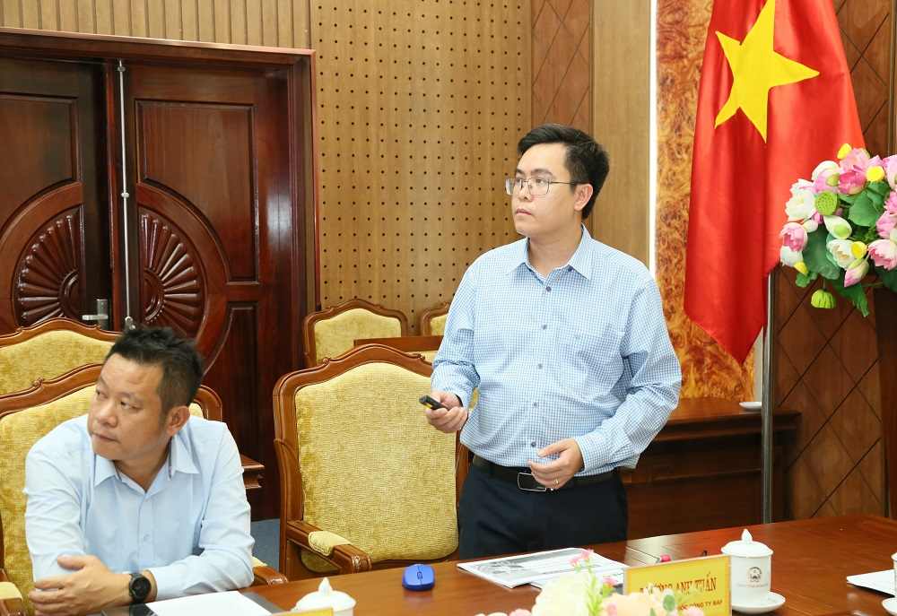 Đại diện Công ty Cổ phần Nông nghiệp BAF Việt Nam phát biểu tại buổi làm việc. Ảnh: Cổng TTĐT tỉnh Hưng Yên  