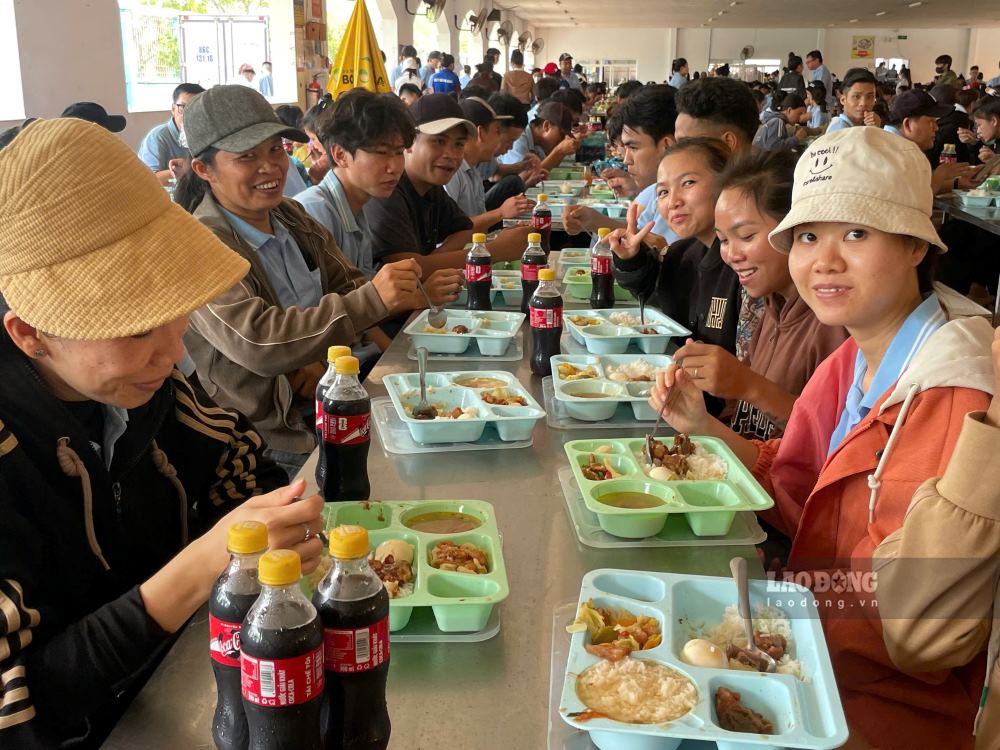 Các công đoàn cơ sở phối hợp doanh nghiệp nâng cao chất lượng bữa ăn ca cho công nhân. Ảnh: Duy Tuấn
