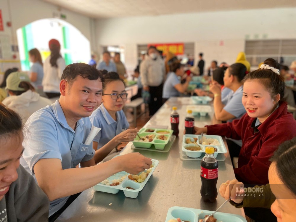 Improving the quality of shift meals helps workers feel more excited and feel secure at work. Photo: Duy Tuan