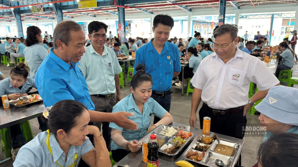 Chủ tịch Liên đoàn Lao động tỉnh Lâm Đồng đến thăm, động viên công nhân tại bữa ăn ca. Ảnh: Duy Tuấn
