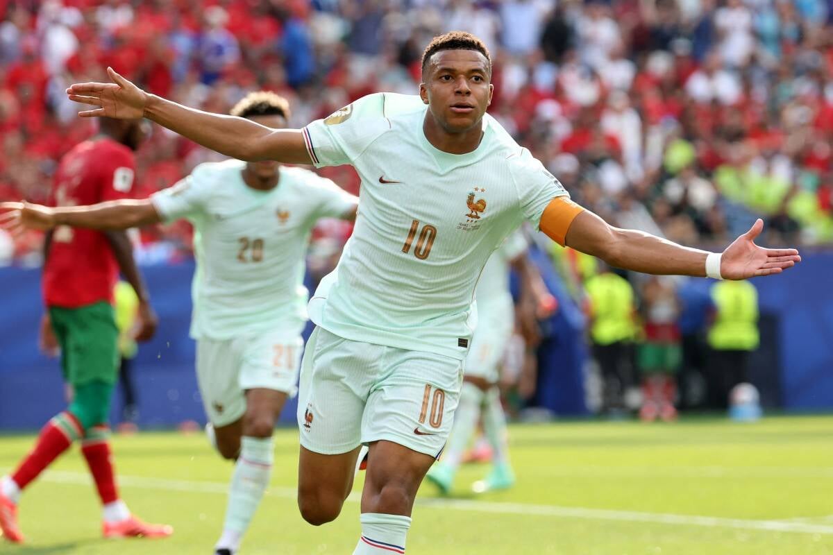 Live football France vs Morocco in the quarter-finals of the 2026 World Cup.