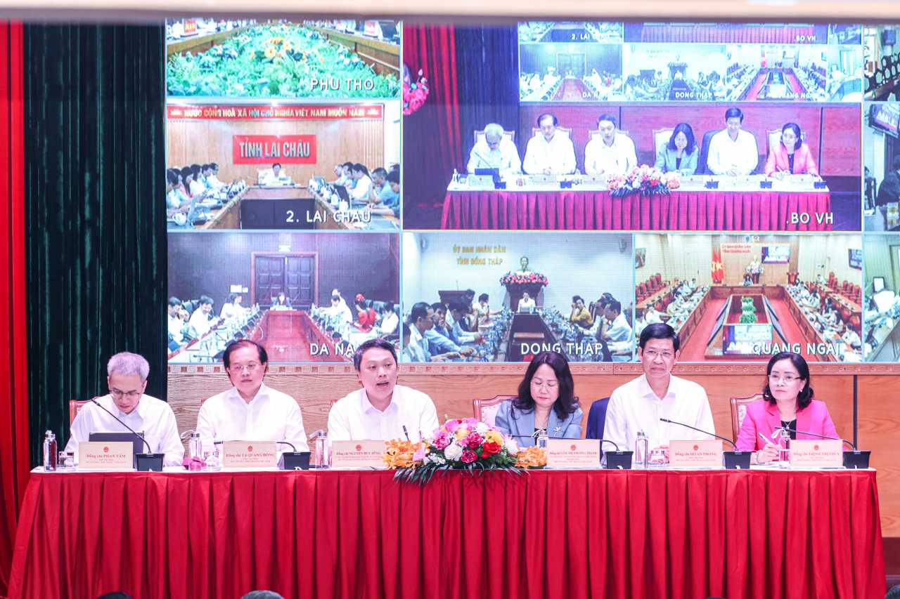 Leaders of the Ministry of Culture, Sports and Tourism exchange and answer delegates' opinions at the conference. Photo: Tam Ninh