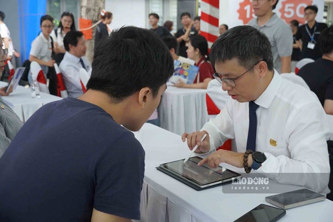 Information search volume serving the university admission process skyrocketed in the first week of July on Coc Coc. Photo: Chan Phuc
