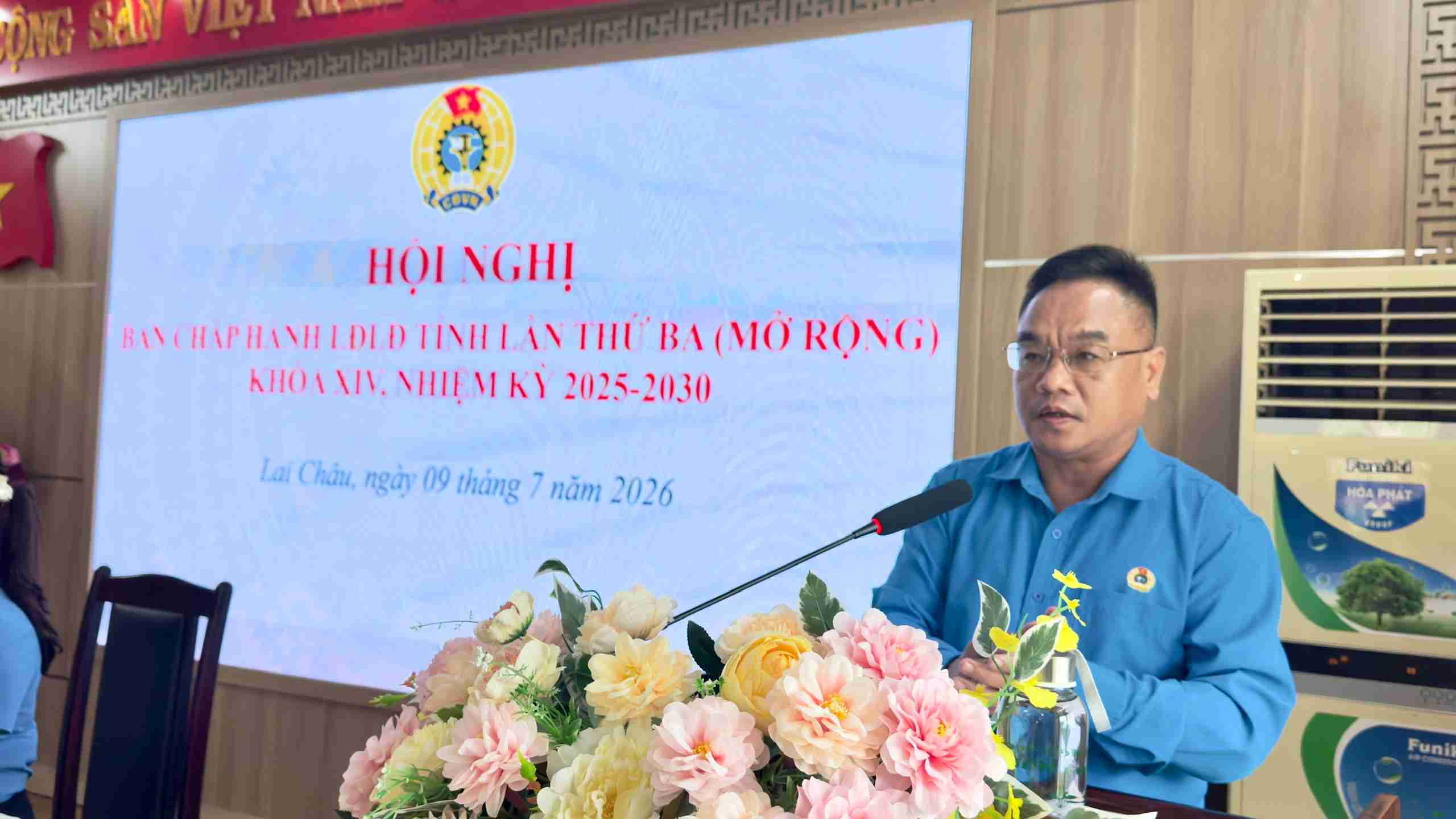 Mr. Luong Xuan Truong - Member of the Executive Committee of the Vietnam General Confederation of Labor, Vice Chairman of the Provincial Vietnam Fatherland Front Committee, Chairman of the Lai Chau Provincial Labor Federation delivered the opening speech at the conference. Photo: Thu Hang (Lai Chau Provincial Labor Federation)