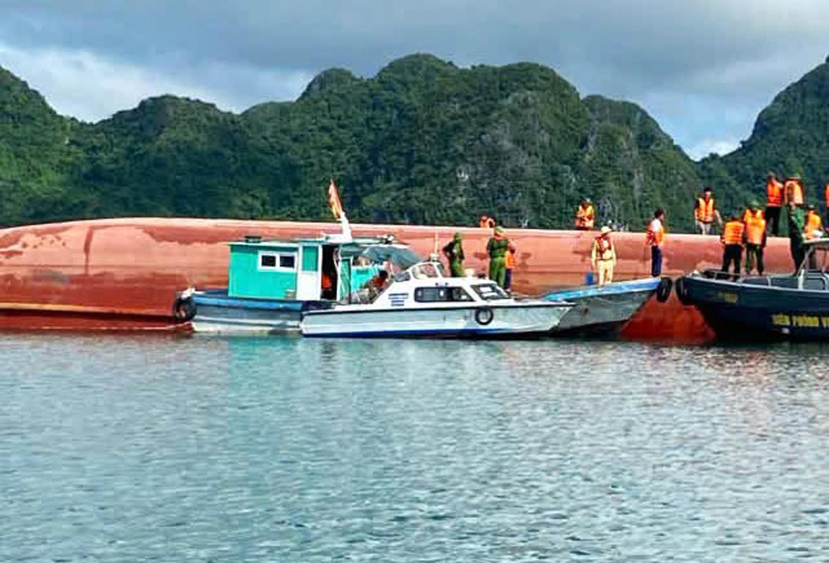 Les forces fonctionnelles recherchent d'urgence les 2 personnes disparues dans le naufrage dans la zone maritime de Bản Sen, zone spéciale de Vân Đồn. Photo: Comité populaire de la zone spéciale de Vân Đồn