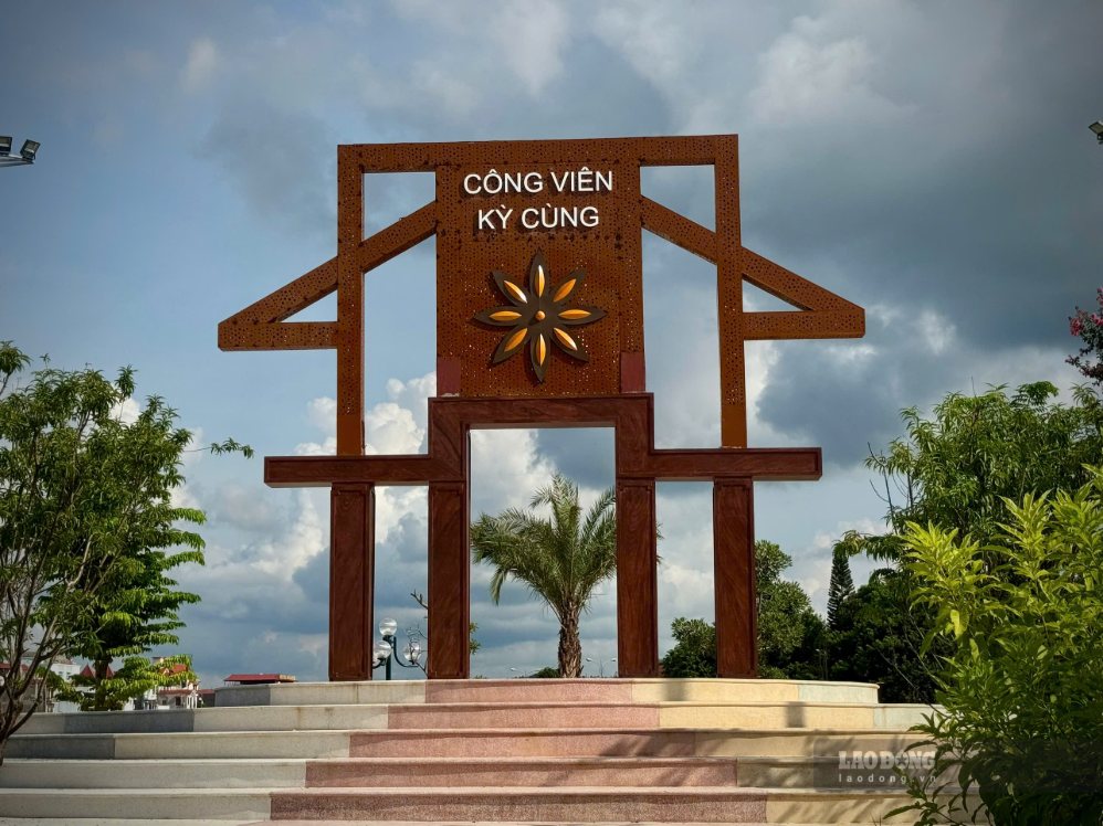 Một nhà dịch vụ cũng được bổ sung gần điểm nhấn hình đàn tính. Ảnh: Khánh Linh