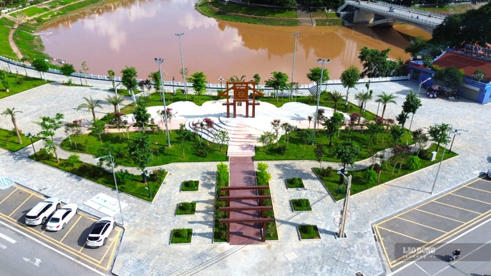 The landscape of the Ky Cung riverbank is expanded after the park project is completed. Photo: Khanh Linh