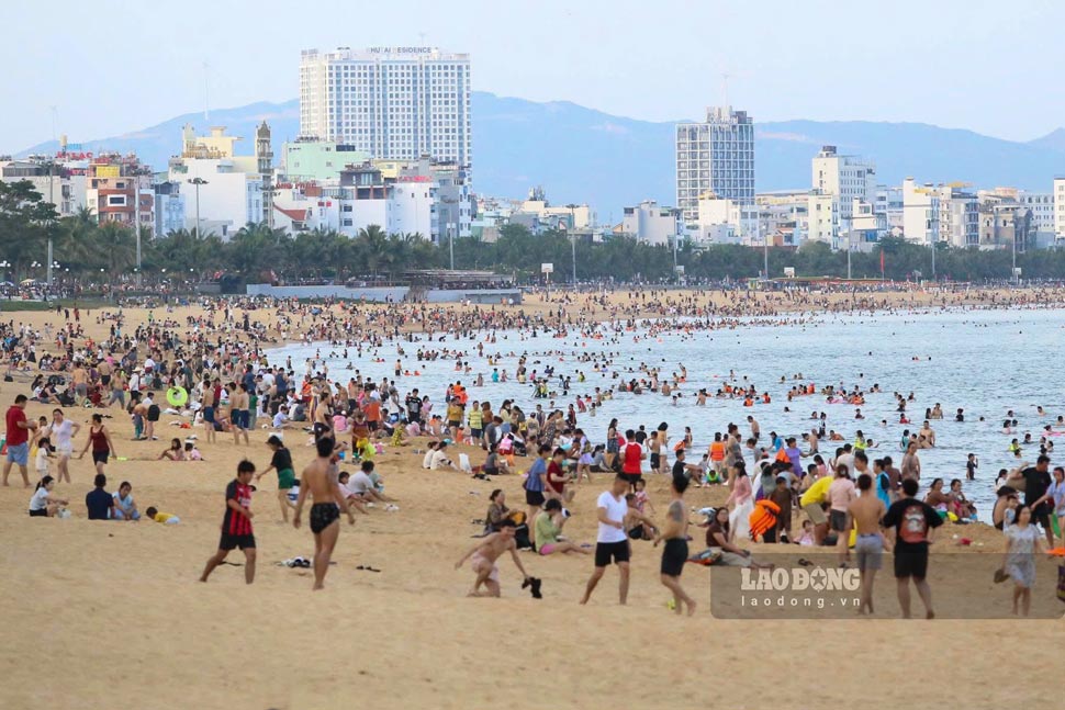 Tourists flock to Quy Nhon beach (Gia Lai) in the summer of 2026. Photo: Hoai Phuong