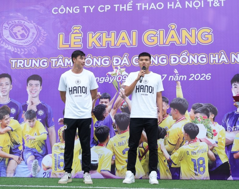 Striker Van Tung and goalkeeper Quan Van Chuan attend the opening ceremony of Hanoi FC Community Football Center. Photo: HNFC