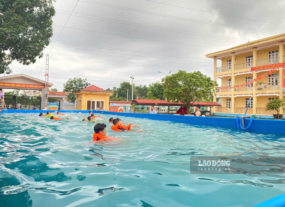 Immediately after the inauguration ceremony, children participated in swimming at the smart swimming pool project. Photo: Quang Ninh Provincial Youth Union provided