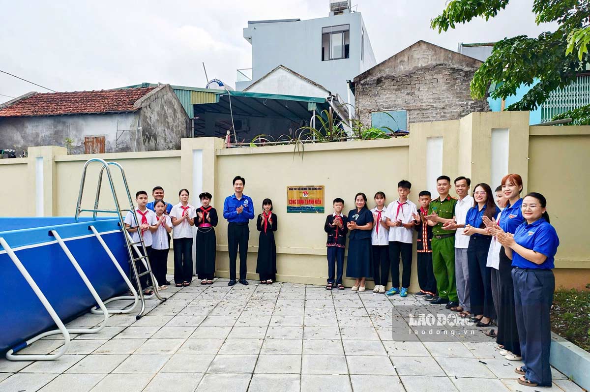 Ban Thường vụ Tỉnh Đoàn tổ chức khánh thành công trình bể bơi thông minh dành cho thiếu nhi xã Ba Chẽ được lắp đặt tại Trường THCS Ba Chẽ. Ảnh: Tỉnh đoàn Quảng Ninh