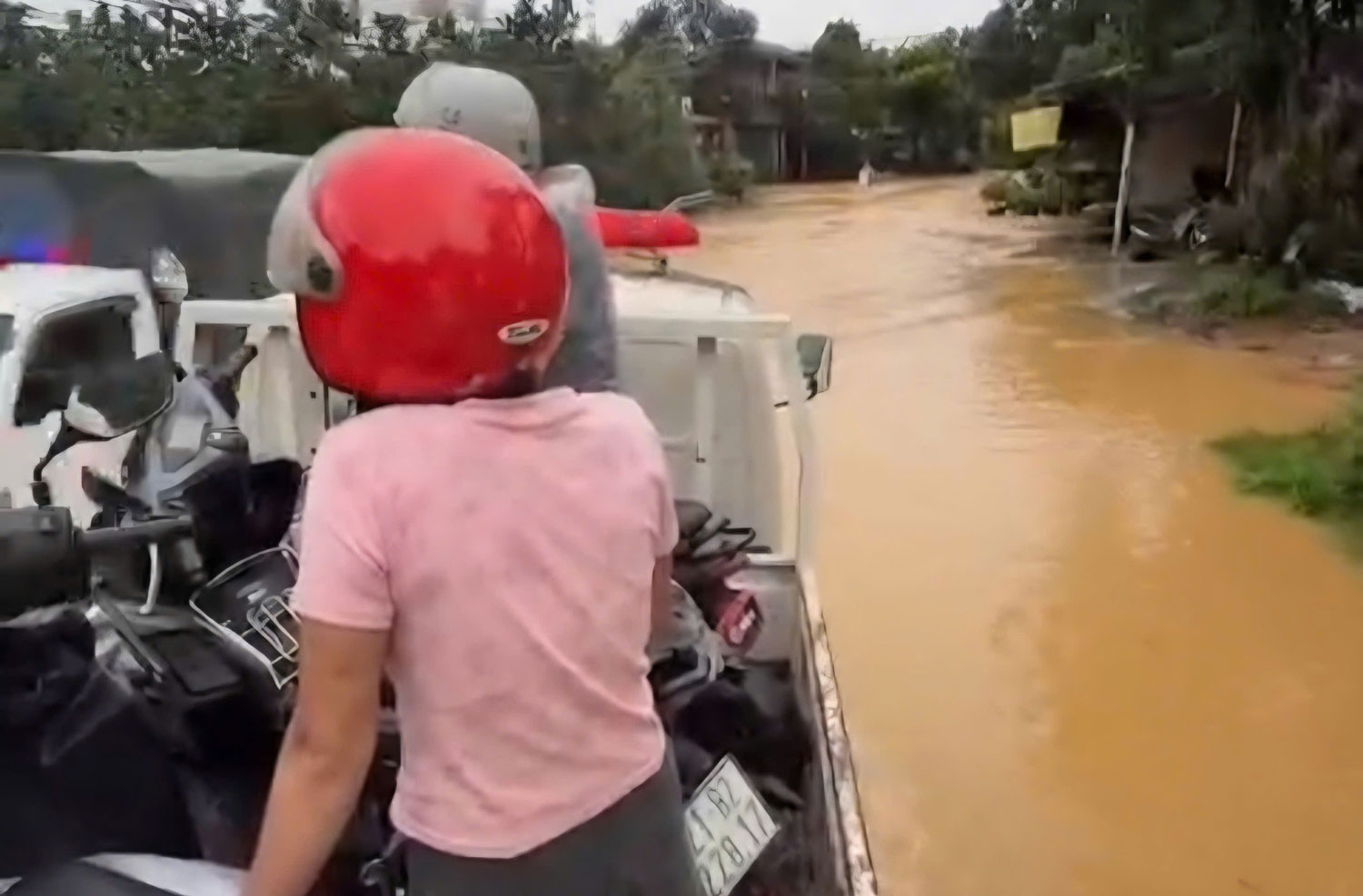 CSGT dùng xe chuyên dụng hỗ trợ người dân vượt điểm ngập trên QL37 đoạn qua xã Thác Bà. Ảnh: CSGT cung cấp