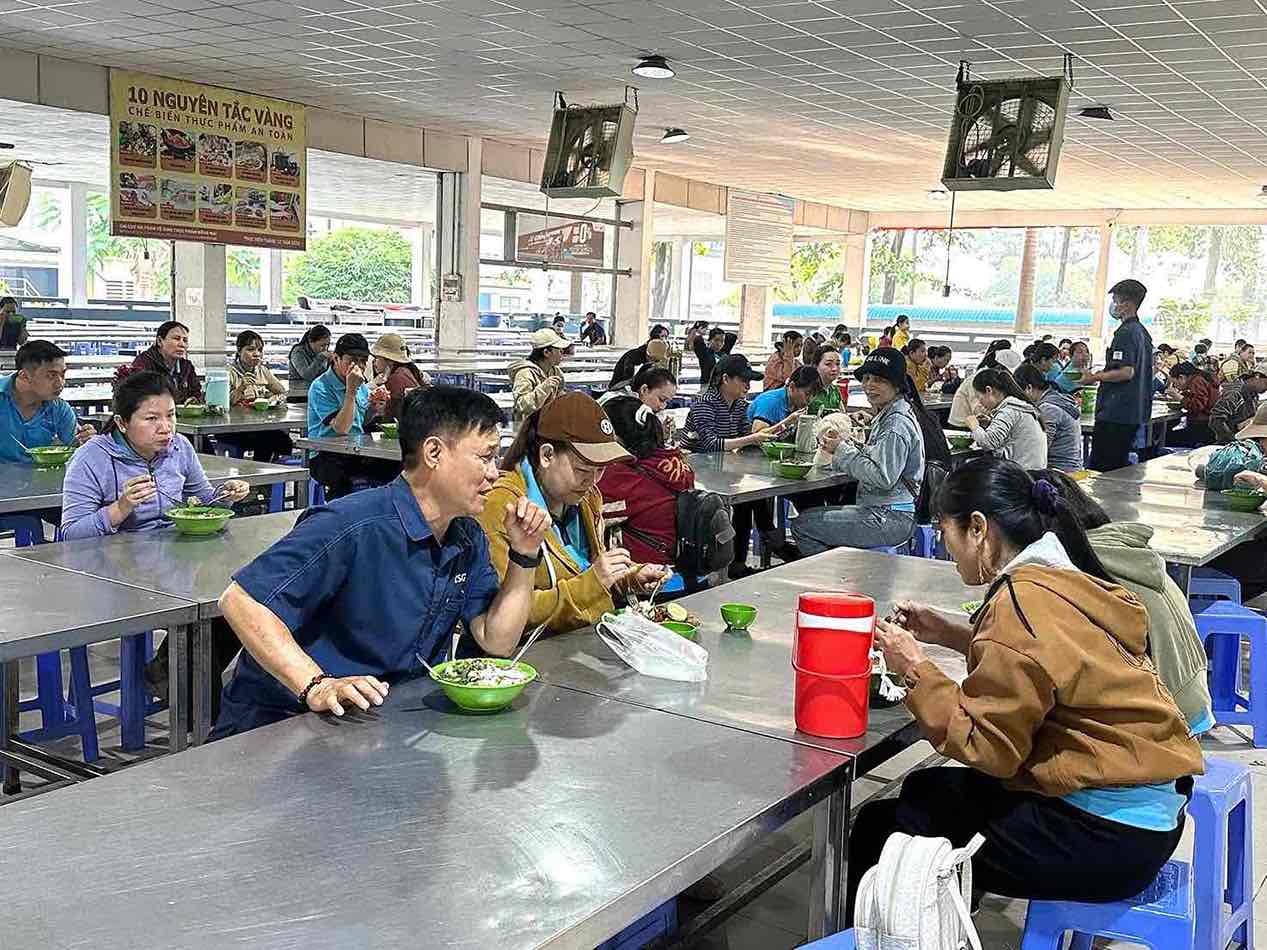 El presidente del sindicato, Dang Tuan Tu, desayunó 4K con los trabajadores. Foto: Sindicato de base de la empresa Chang Shin Vietnam