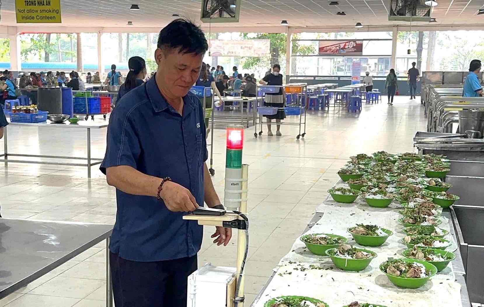 Ông Tú quẹt thẻ chọn món ăn sáng với công nhân. Ảnh: Công đoàn cơ sở Công ty Chang Shin Việt Nam