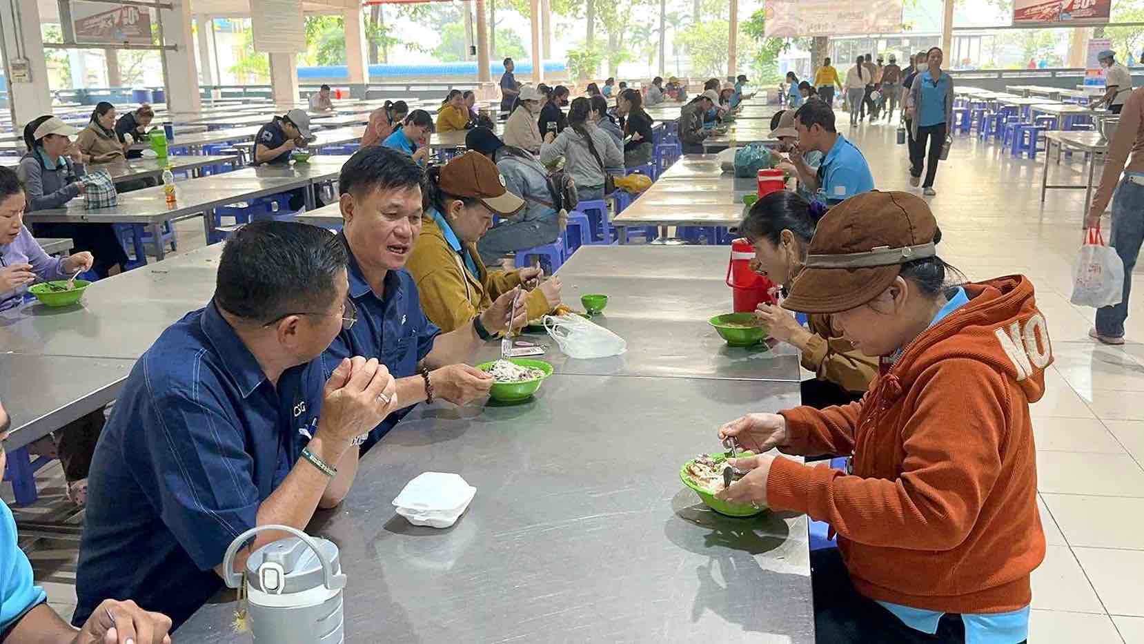 Chủ tịch Công đoàn Đặng Tuấn Tú cùng ăn bữa sáng 4K với công nhân. Ảnh: Công đoàn cơ sở Công ty Chang Shin Việt Nam