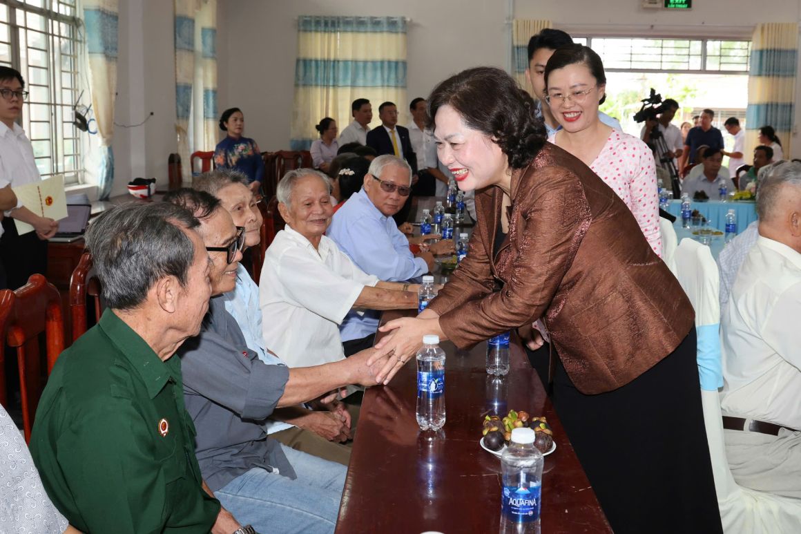 Member of the Party Central Committee, Vice Chairman of the National Assembly Nguyen Thi Hong visits policy families and people with meritorious services to the Revolution. Photo: Trung Pham