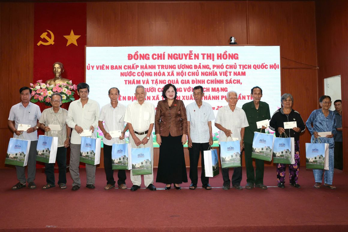 Phó Chủ tịch Quốc hội Nguyễn Thị Hồng tặng quà gia đình chính sách, người có công với Cách mạng tại xã Thanh Xuân, TP Cần Thơ. Ảnh: Trung Phạm