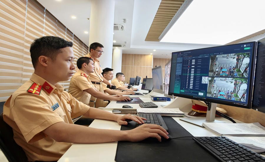 Les caméras d'IA soutiennent efficacement les forces de police de la circulation dans le commandement et la gestion de la circulation. Photo: Tiến Ngô