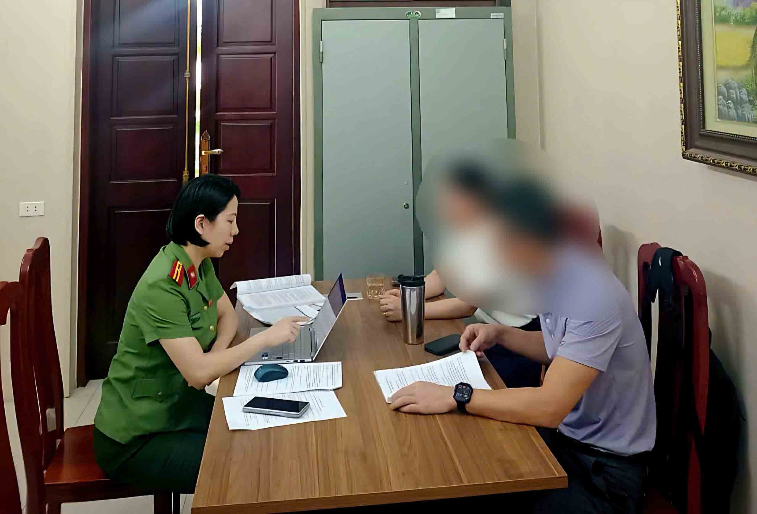 Lực lượng chức năng làm việc với đại diện Công ty cổ phần đào tạo AMES chi nhánh Hà Nội. Ảnh: Công an Hà Nội