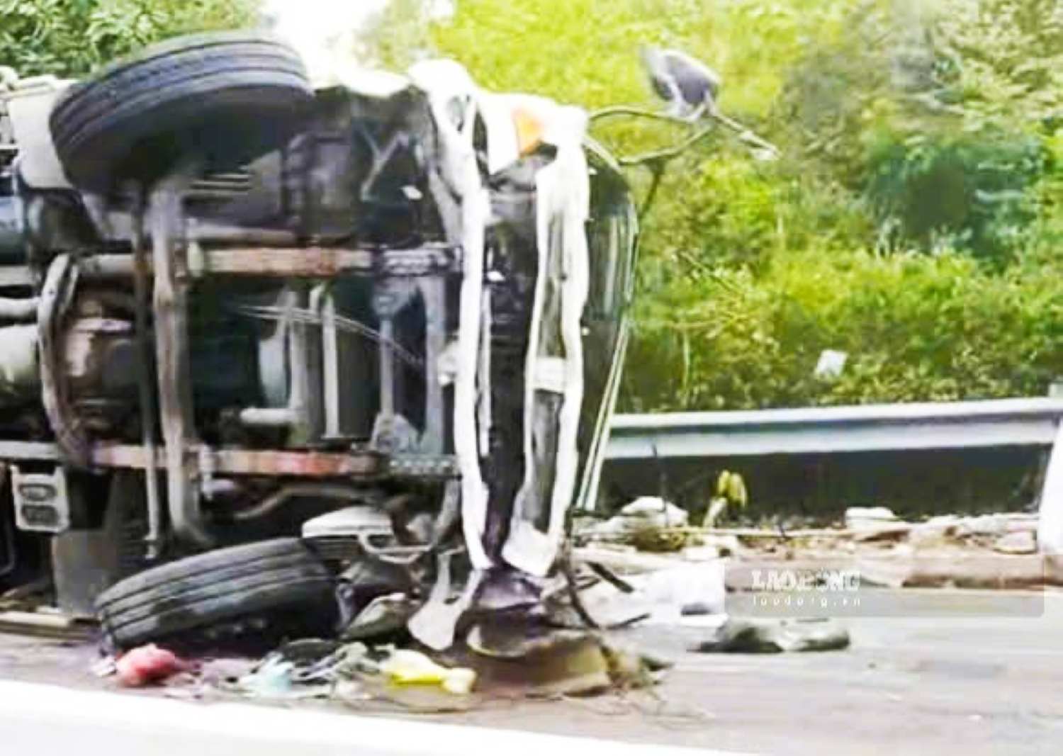Truck cabin deformed after a overturn on Cu Hin Pass, Khanh Hoa province. Photo: Phuong Linh
