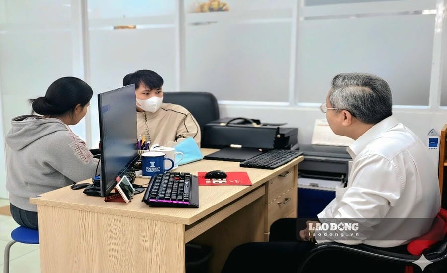 Vinh Thong Company workers authorize Ho Chi Minh City trade union officials to sue the company to claim benefits for social insurance. Photo: Duc Long