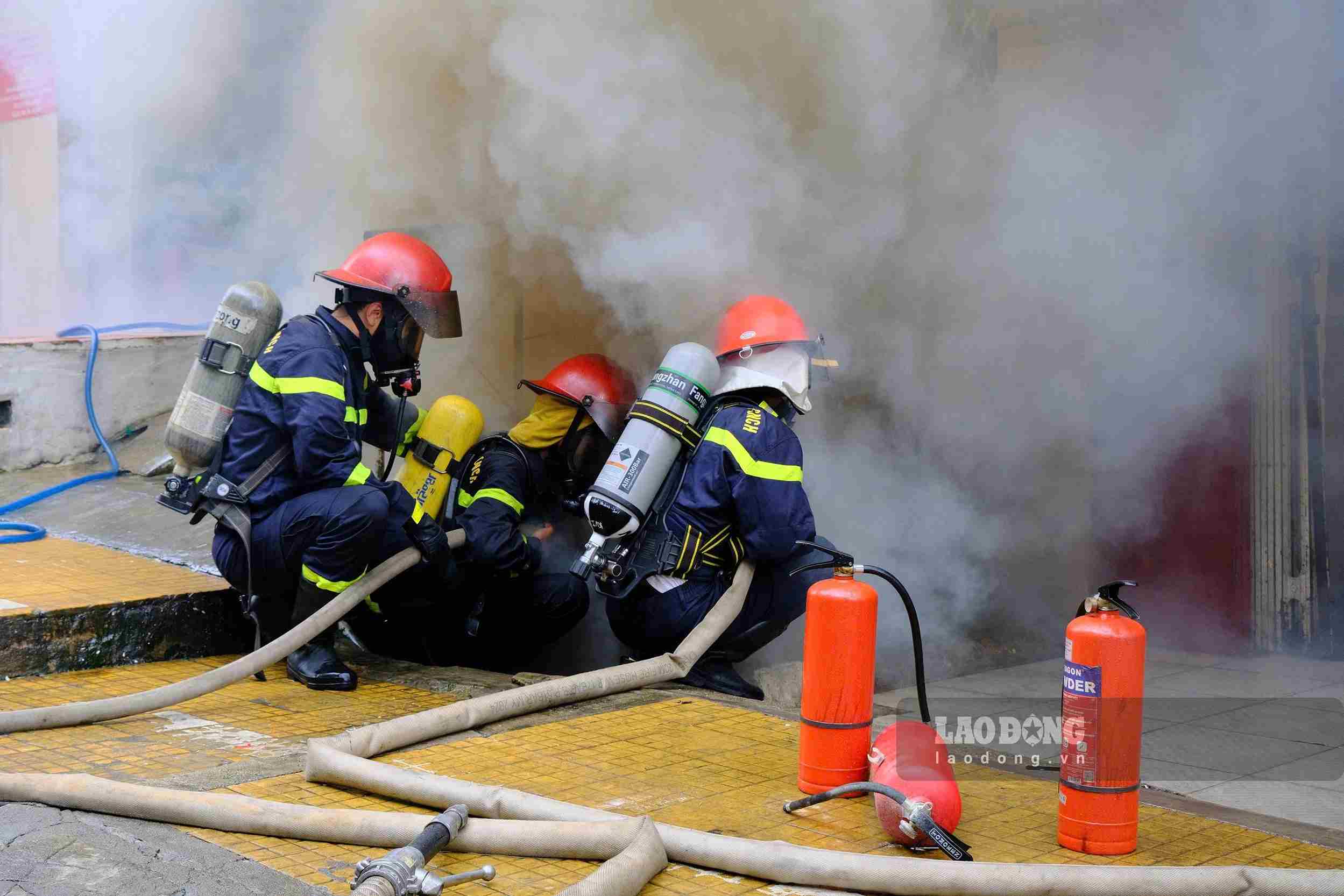 Lực lượng Cảnh sát chữa cháy nỗ lực khống chế vụ hỏa hoạn. Ảnh: Phúc Khánh