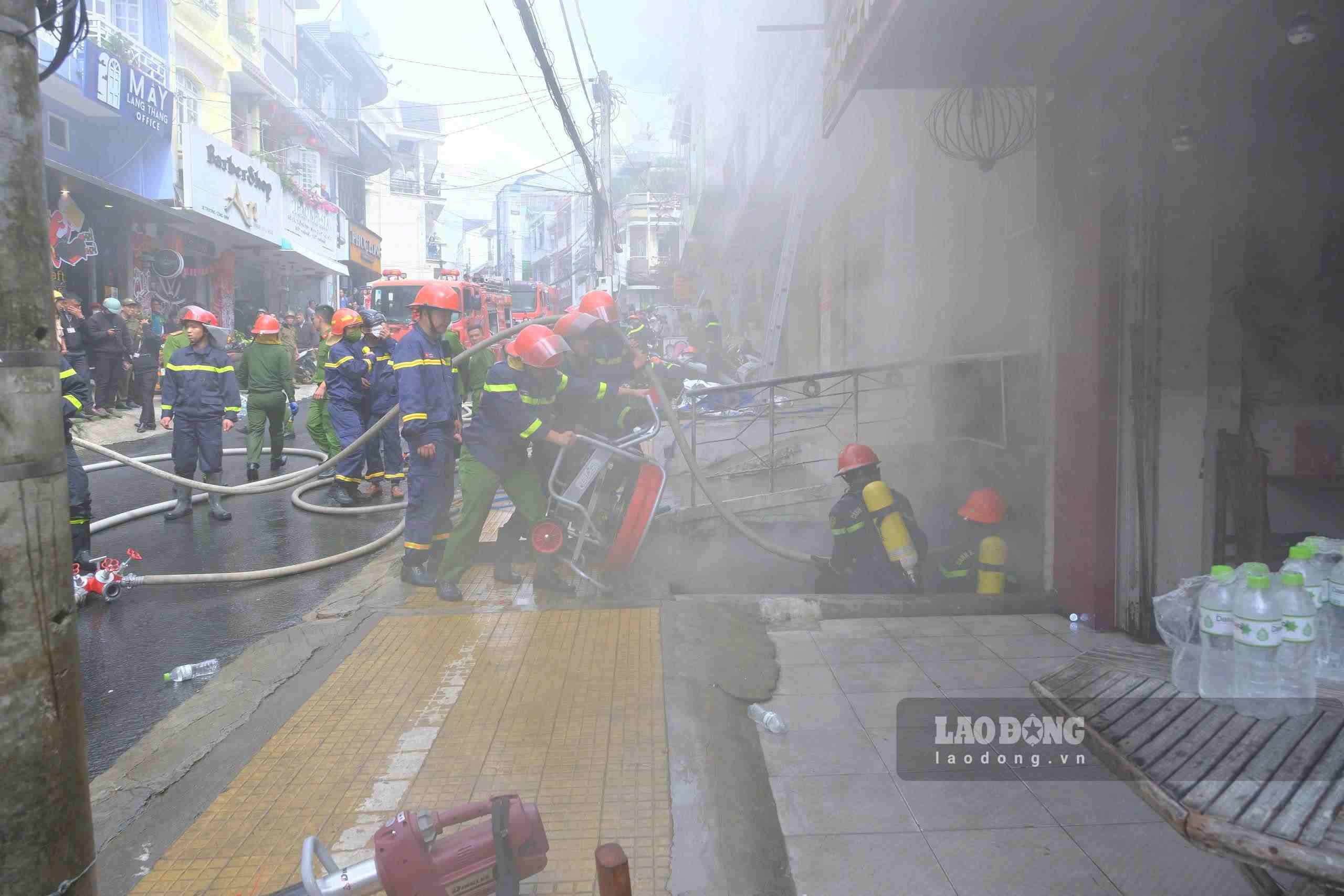 Các lực lượng nỗ lực tiếp cận hiện trường vụ hỏa hoạn tiến hành chữa cháy, cứu hộ, cứu nạn. Ảnh: Phúc Khánh