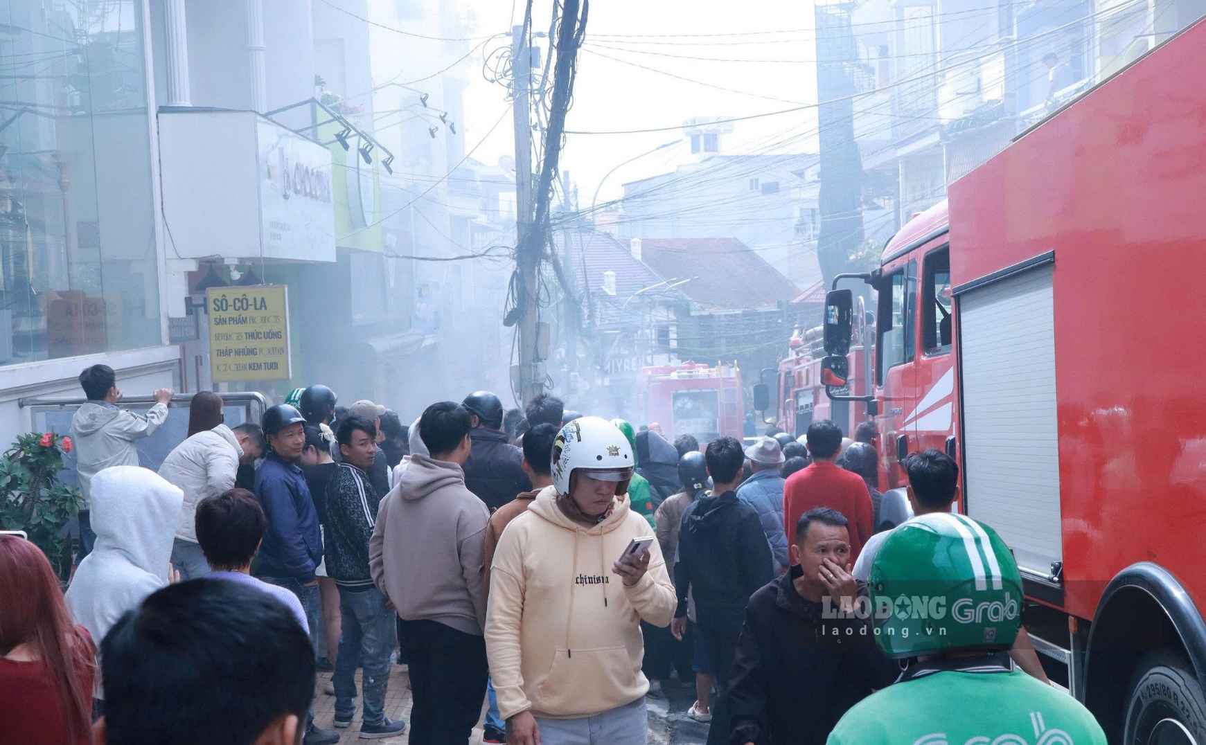 Many local people gathered to watch the forces control the fire. Photo: Phuc Khanh
