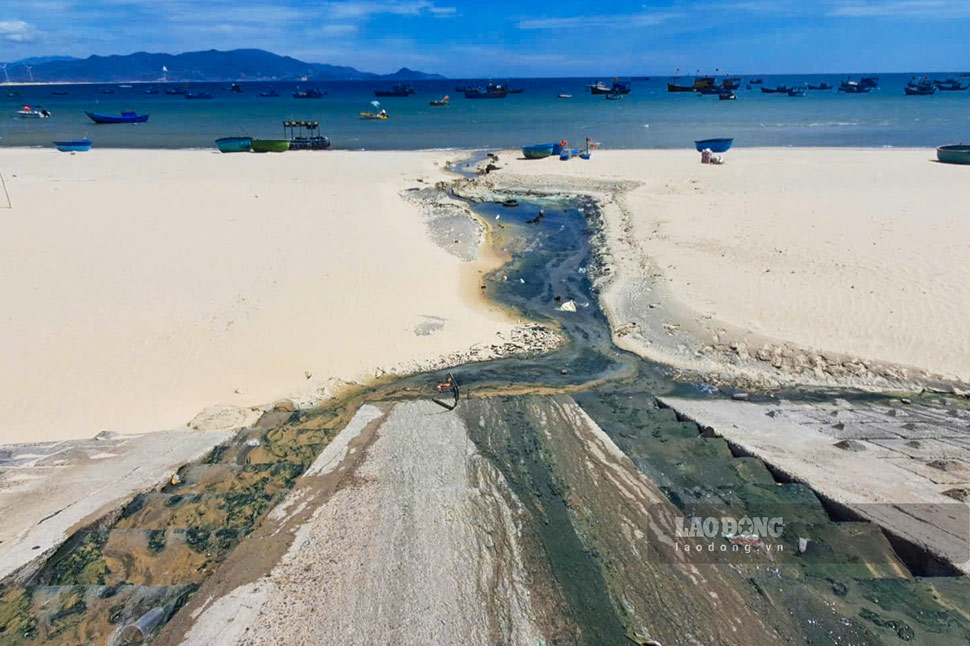 Domestic wastewater overflowing from manholes, flowing into the sea in Quy Nhon Dong ward (Gia Lai), emitting a foul odor, affecting people's lives. Photo: Hoai Phuong.