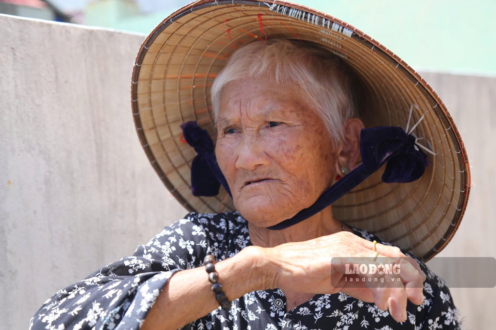 Bà Nguyễn Thị Thanh Hồng bức xúc vì phải sống chung với mùi hôi thối kéo dài. Ảnh: Hoài Phương