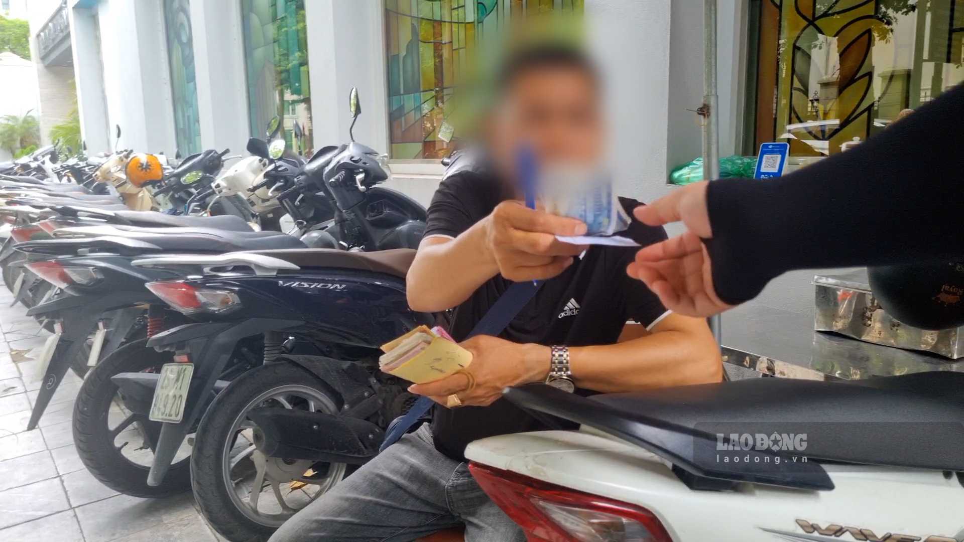 ハノイの病院の門の前に駐車すると、スタッフは表示価格の2倍の料金を徴収します。写真:テー・キー