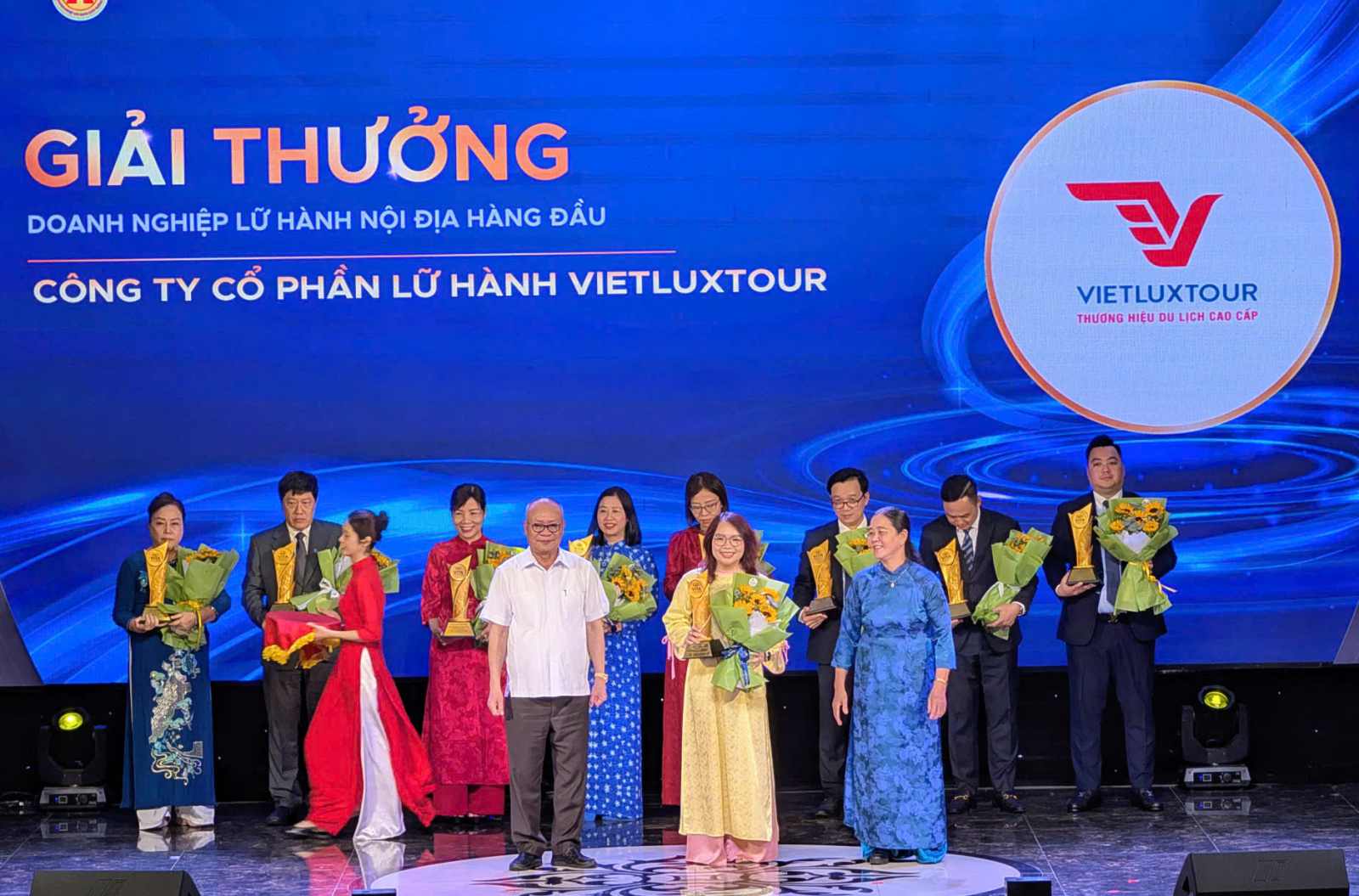 A representative of a travel agency was awarded an award at VITA Awards 2026. Photo: Vu Mai