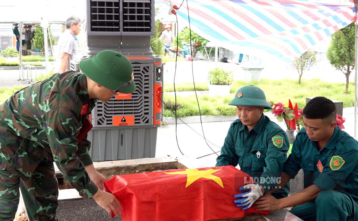 The Military Command of Viet Hung Ward, Quang Ninh province participates in taking samples of martyrs' remains at Viet Hung Cemetery, Quang Ninh province. Photo: Doan Hung