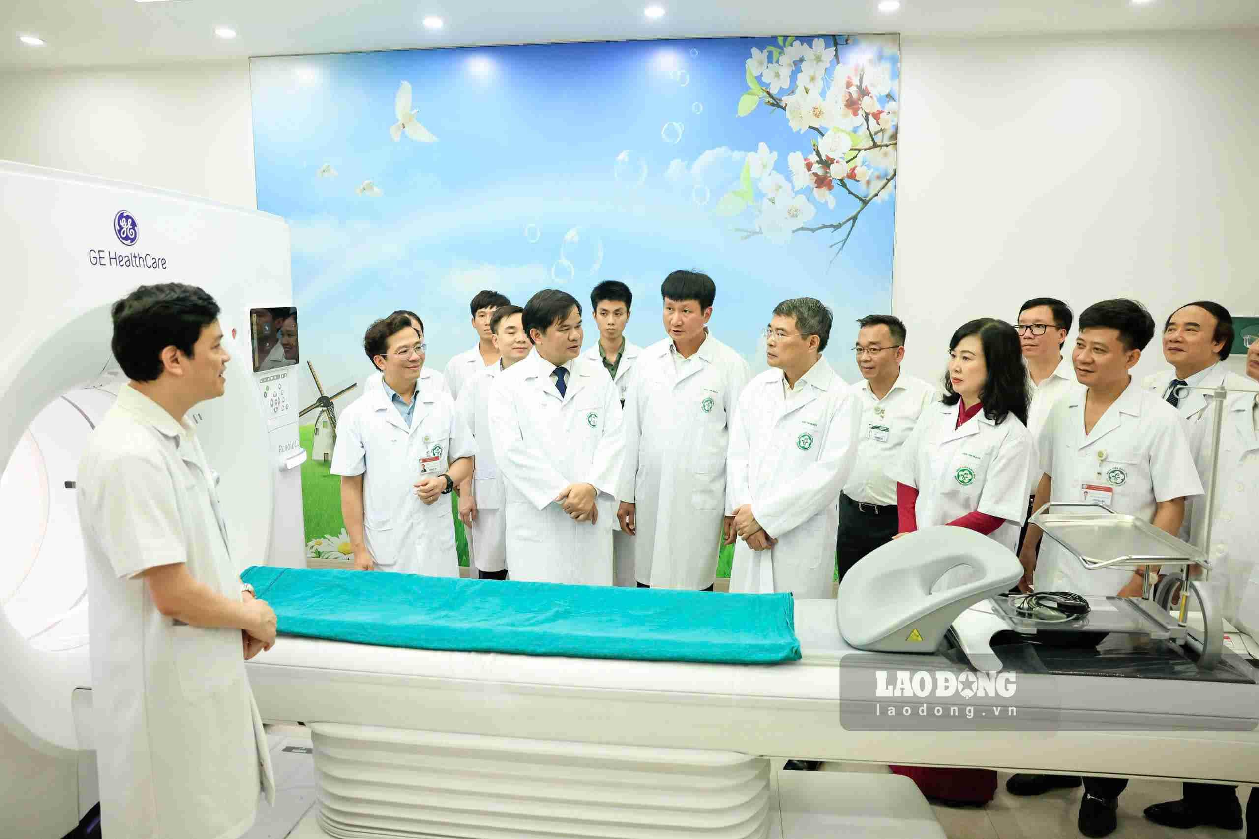 Chiều ngày 9.7.2026, Ủy viên Bộ Chính trị, Thủ tướng Chính phủ Lê Minh Hưng cùng đoàn công tác Trung ương đã tới thăm cán bộ viên chức, người lao động và động viên người bệnh đang điều trị tại Bệnh viện Bạch Mai cơ sở Ninh Bình. Ảnh: Thành Dương