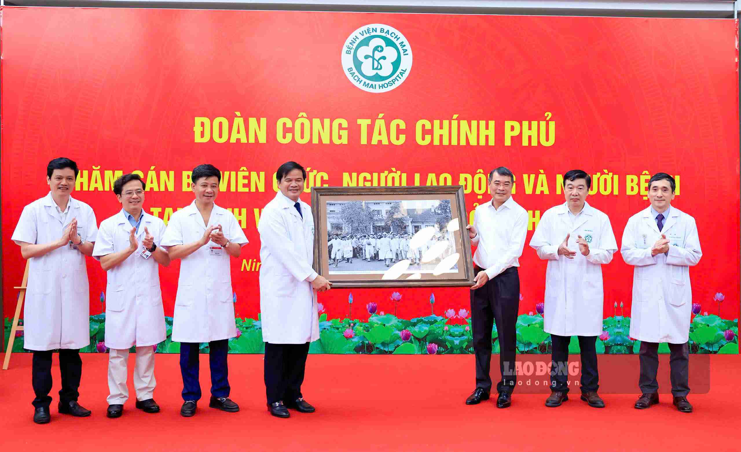Gửi lời chúc mừng tốt đẹp nhất đến tập thể thầy thuốc, Thủ tướng kỳ vọng và tin tưởng Bệnh viện Bạch Mai cơ sở Ninh Bình sẽ không ngừng phát triển, luôn là điểm tựa niềm tin vững chắc, là nơi gửi gắm sinh mệnh của người bệnh. Ảnh: Thành Dương