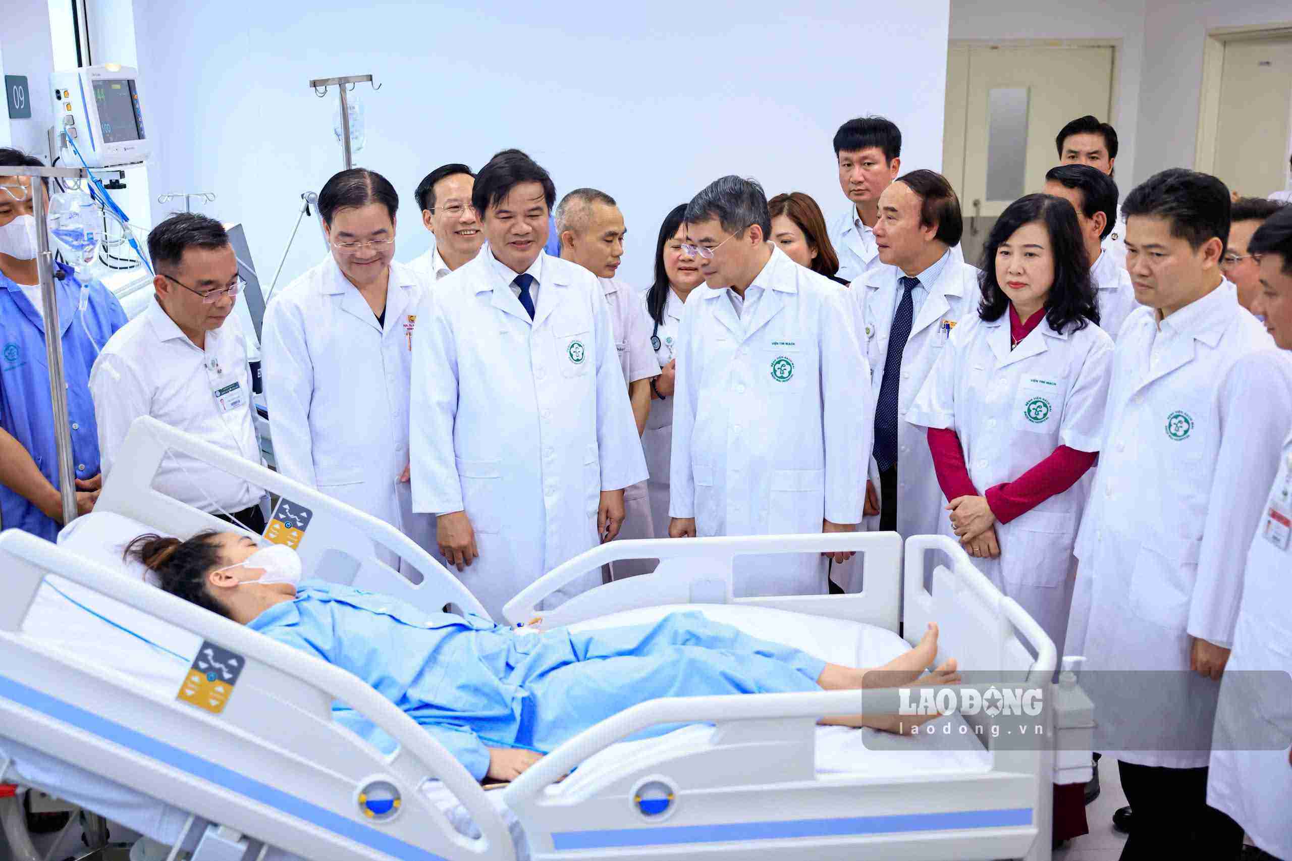 Politburo Member, Prime Minister Le Minh Hung directly visits and encourages inpatients. Photo: Thanh Duong