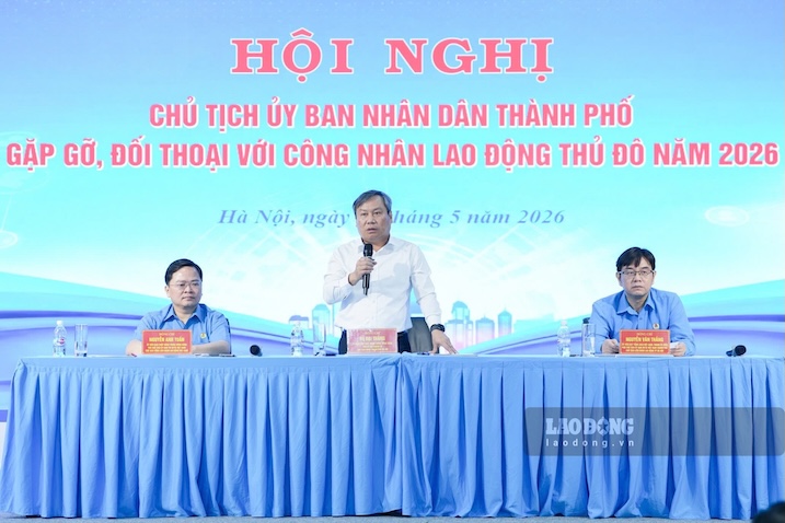 De izquierda a derecha: Sr. Nguyen Anh Tuan - Miembro del Comité Central del Partido, Presidente de la Confederación General del Trabajo de Vietnam; Sr. Vu Dai Thang - Miembro del Comité Central del Partido, Presidente del Comité Popular de la ciudad de Hanoi; Sr. Nguyen Van Thang - Presidente de la Federación Laboral de la ciudad de Hanoi en la Conferencia del Presidente del Comité Popular de la ciudad para reunirse y dialogar con los trabajadores de la capital en 2026. Foto: Huu Chanh
