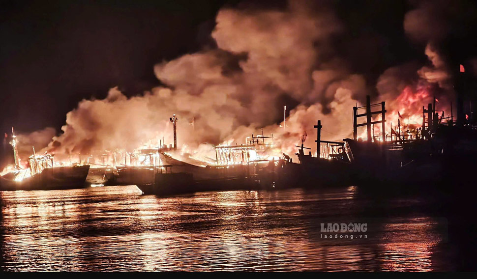 Fire engulfs many fishing boats at Tam Quan Fishing Port. Photo: Duy Tin