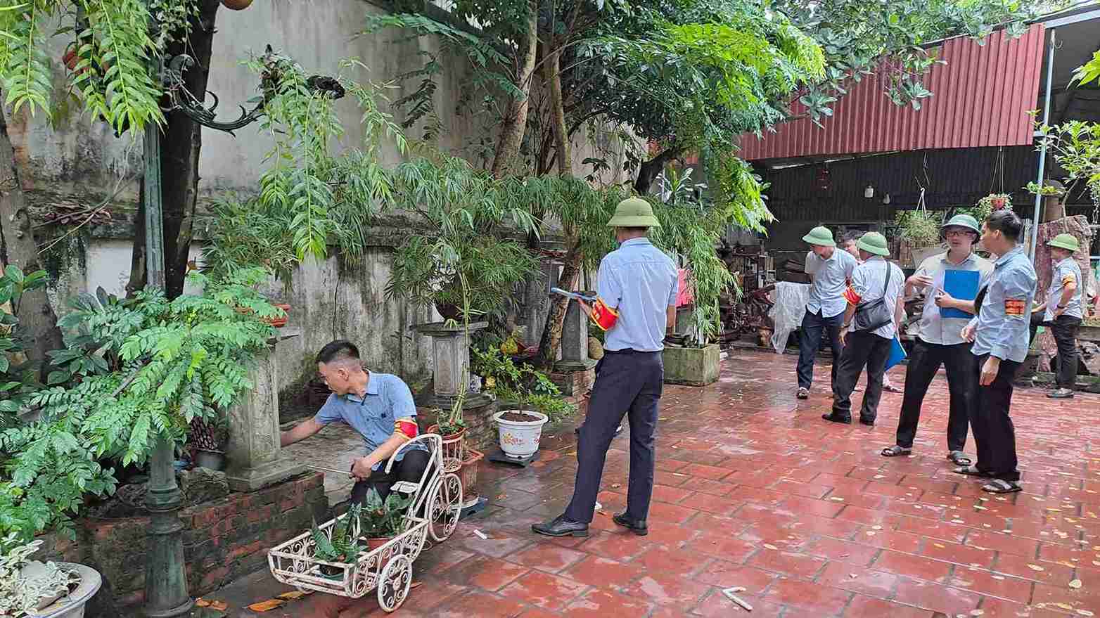 UBND xã Cẩm Giàng tổ chức cưỡng chế thực hiện quyết định kiểm đếm bắt buộc. Ảnh: Cổng TTĐT xã Cẩm Giàng