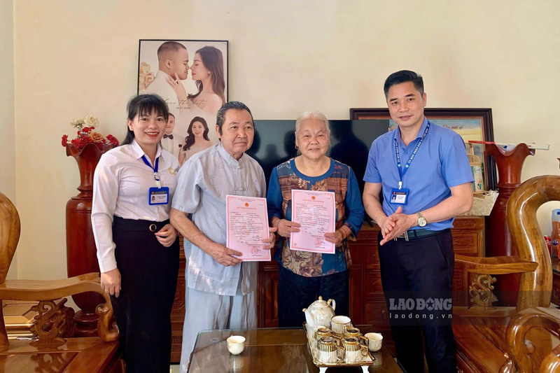 Nhiều người già, người bệnh được cán bộ xã hỗ trợ giải quyết thủ tục hành chính ngay tại nhà. Ảnh: Khánh Nga