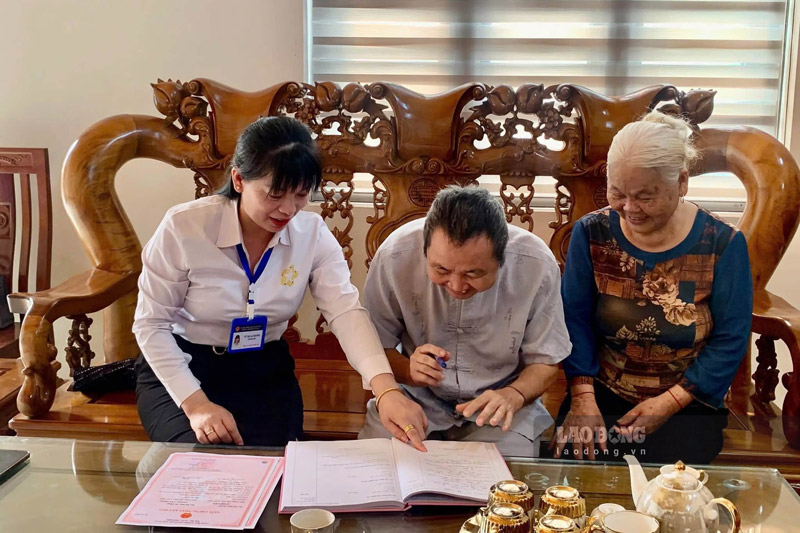 Each trip of highland commune officials helps people reduce the burden of going to headquarters once. Photo: Khanh Nga