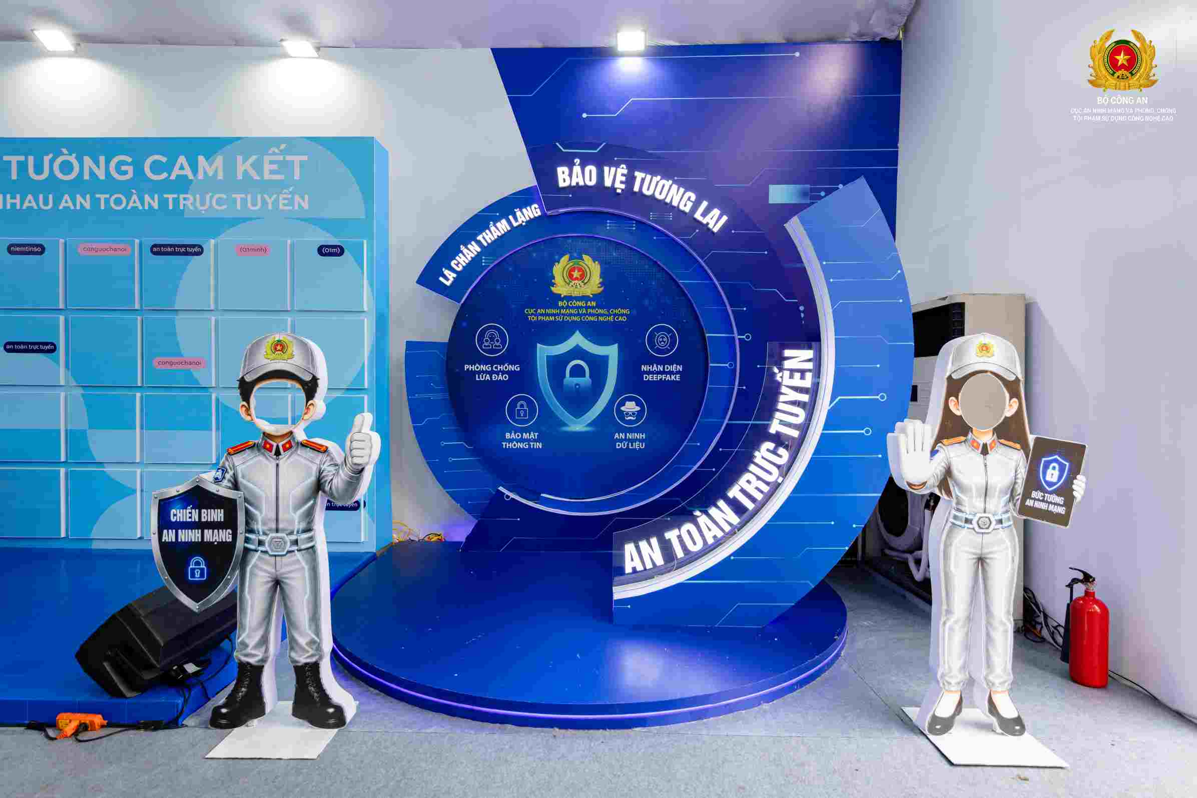 Through practical experience at the exhibition, people are equipped with additional skills to identify deepfakes, fake accounts and online scams. Photo: Organizing Committee