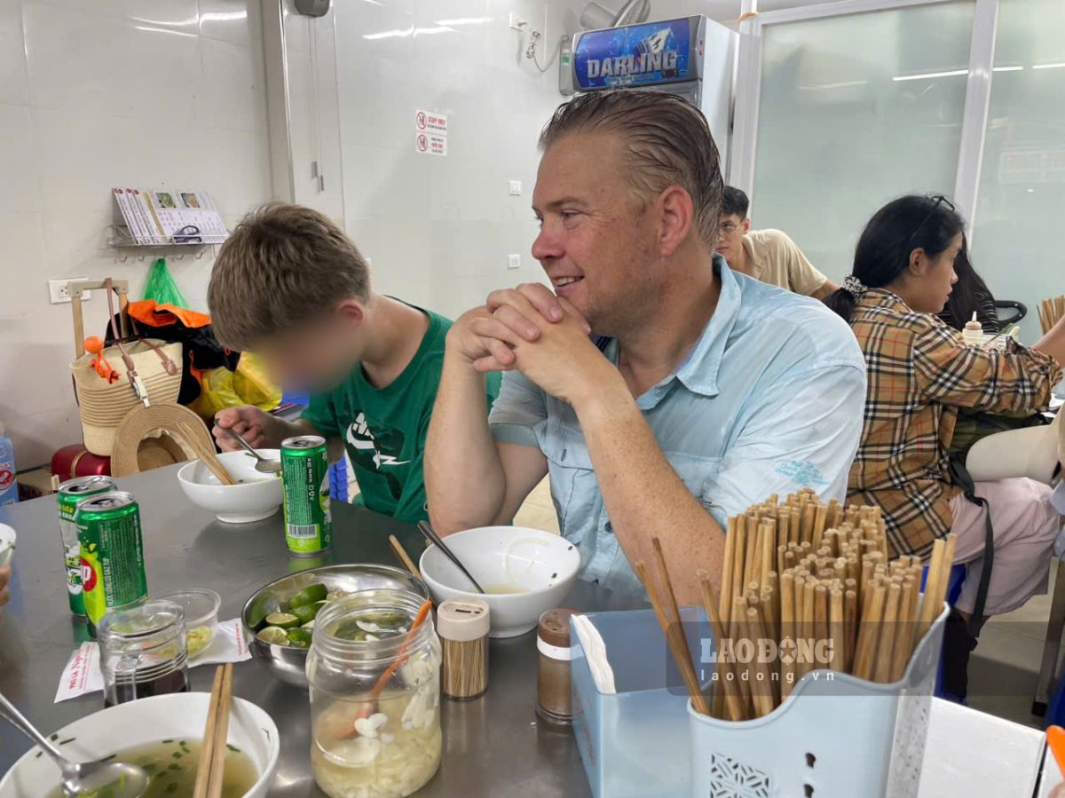 Elco cố gắng phát âm từ “Phở“. Ảnh: I La