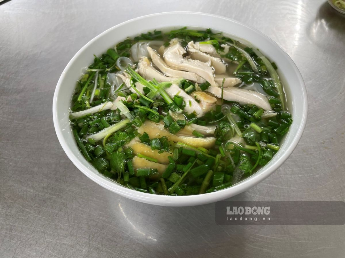 Vika và Elco gọi hai suất phở lườn. Ảnh: I La