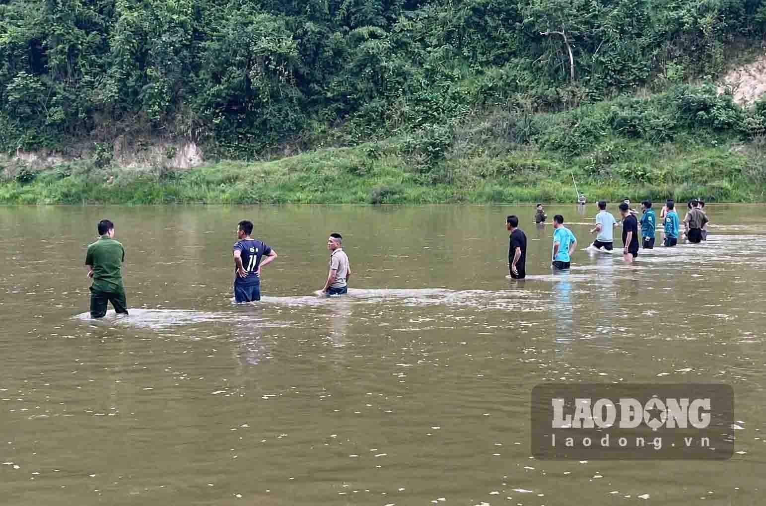 Functional forces search for a 10-year-old girl in Vu Quang commune missing on the Ngan Truoi River. Photo: Chau Cam