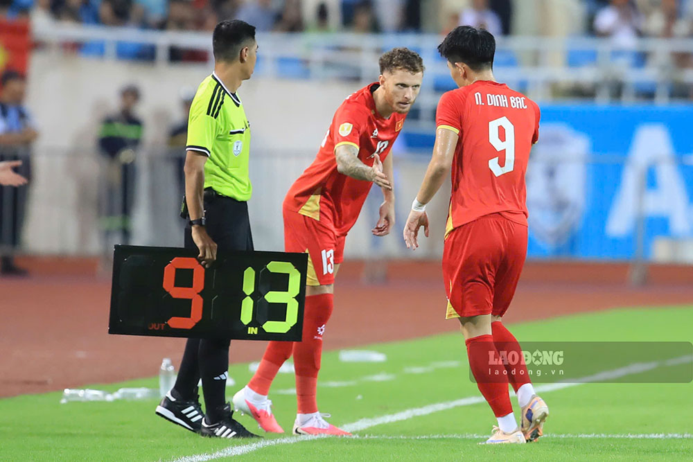 Coach Kim Sang-sik decided to replace Dinh Bac with Tai Loc at the end of the first half. Photo: Minh Dan