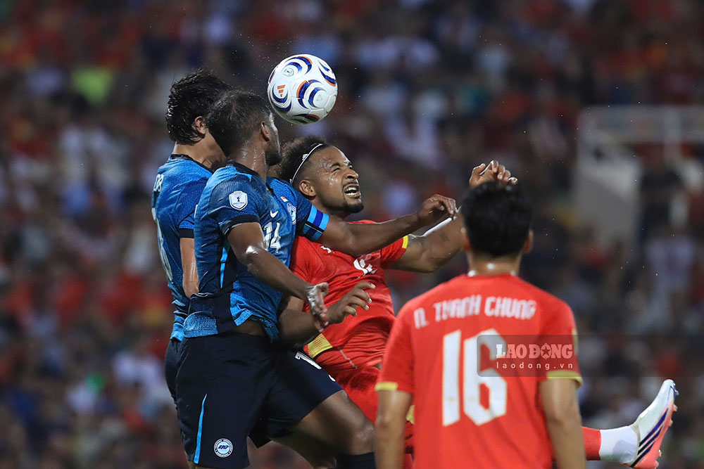 The Vietnamese team faced a disadvantage after the draw with Singapore. Photo: Minh Dan