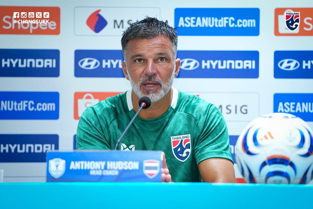 Thai national team coach Anthony Hudson attends a press conference before the match against Malaysia. Photo: FAT