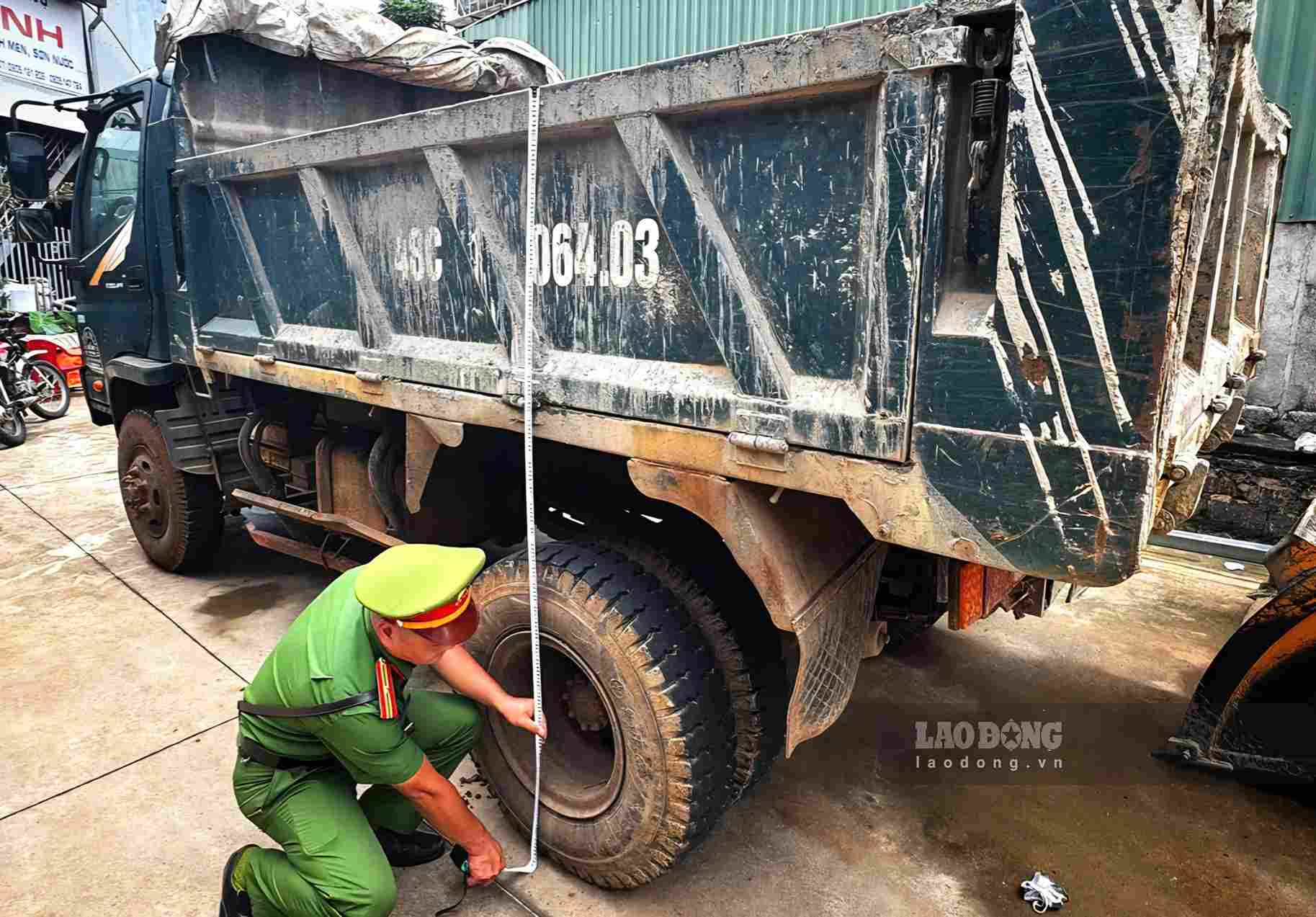Cơ quan công an kiểm tra xe tải