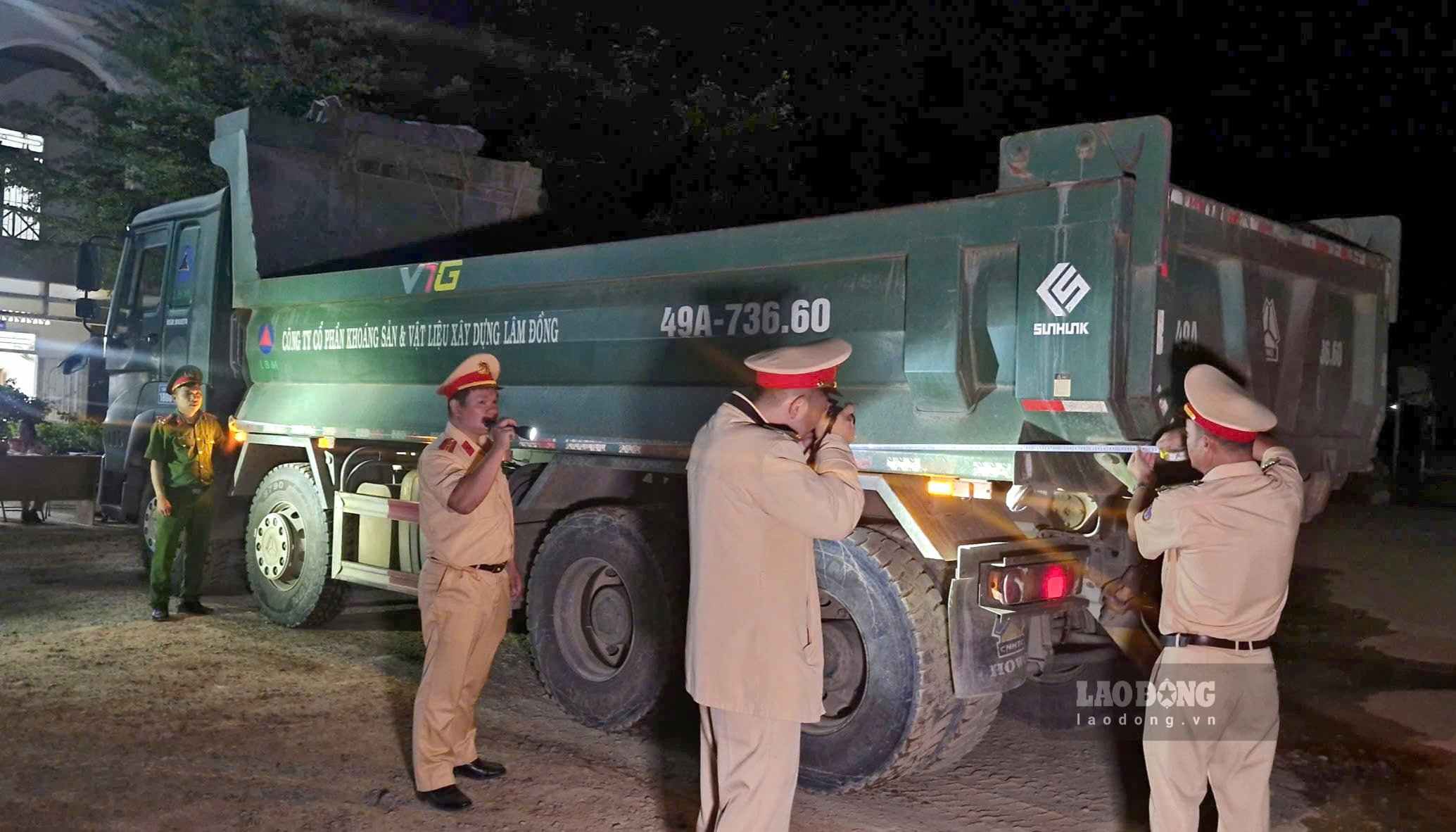 Traffic police forces inspect self-parked dumped trucks in the area. Photo: Phuc Khanh